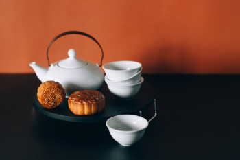 Tết trung thu, mooncake festival, tea pot, ấm trà, tea cup, bánh trung thu, chén trà, golden spoon, thìa vàng, traditional dessert, bánh truyền thống - Nataliya Vaitkevich 4