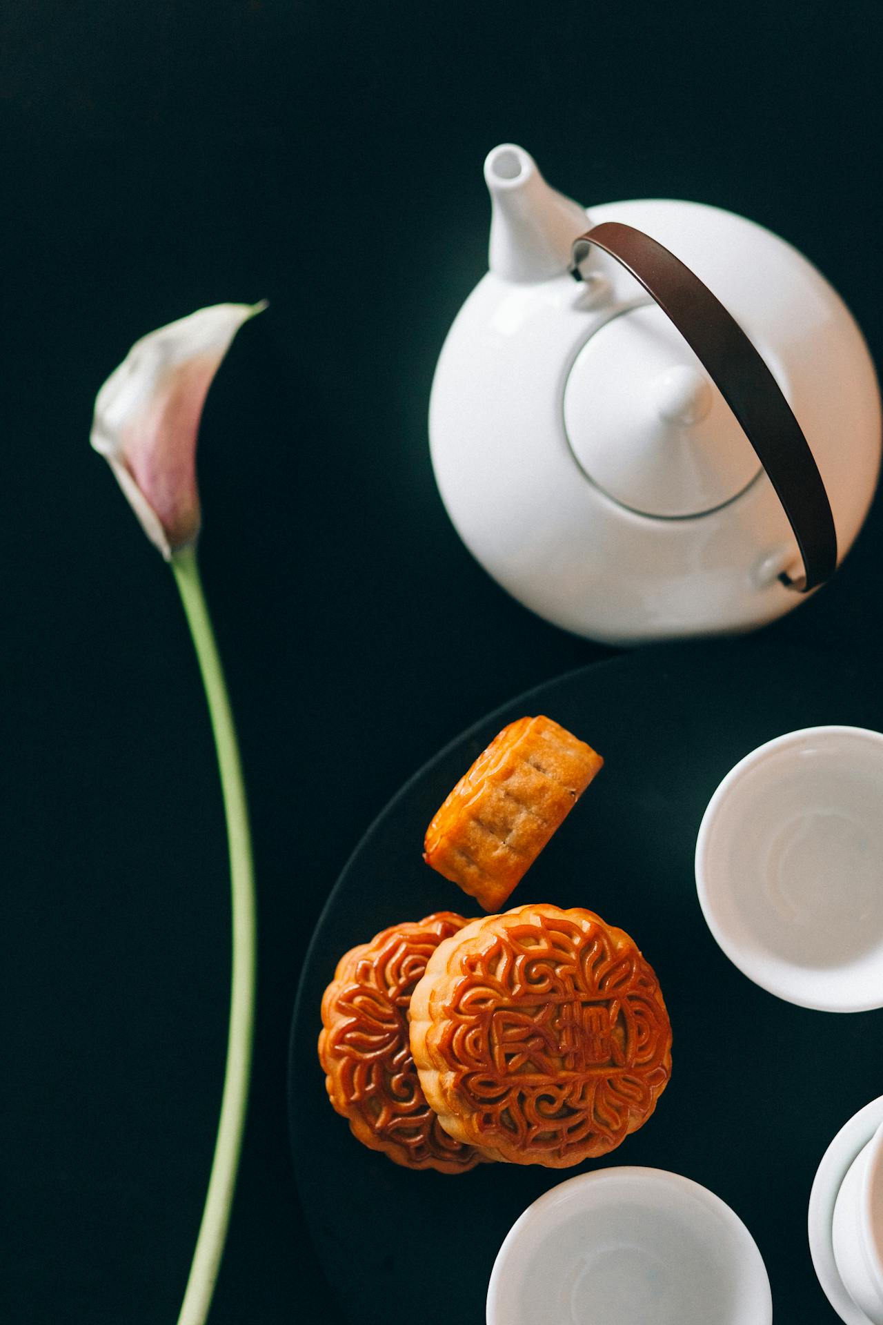Tết trung thu, mooncake festival, tea pot, ấm trà, tea cup, bánh trung thu, chén trà, golden spoon, thìa vàng, traditional dessert, bánh truyền thống - Nataliya Vaitkevich 6