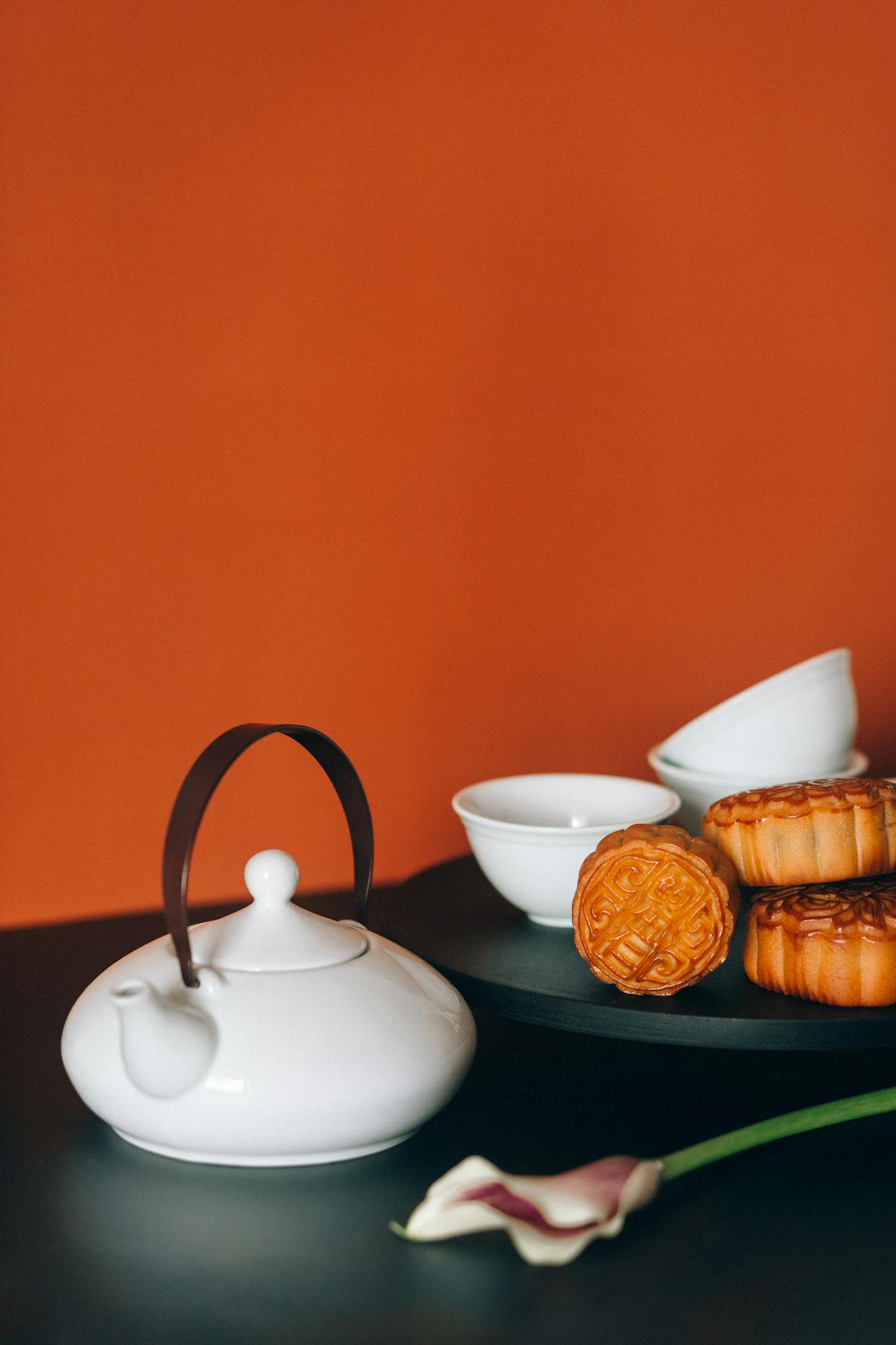 Tết trung thu, mooncake festival, tea pot, ấm trà, tea cup, bánh trung thu, chén trà, golden spoon, thìa vàng, traditional dessert, bánh truyền thống - Nataliya Vaitkevich 2