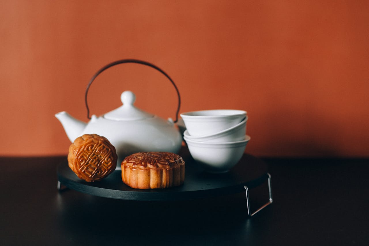 Tết trung thu, mooncake festival, tea pot, ấm trà, tea cup, bánh trung thu, chén trà, golden spoon, thìa vàng, traditional dessert, bánh truyền thống - Nataliya Vaitkevich 3