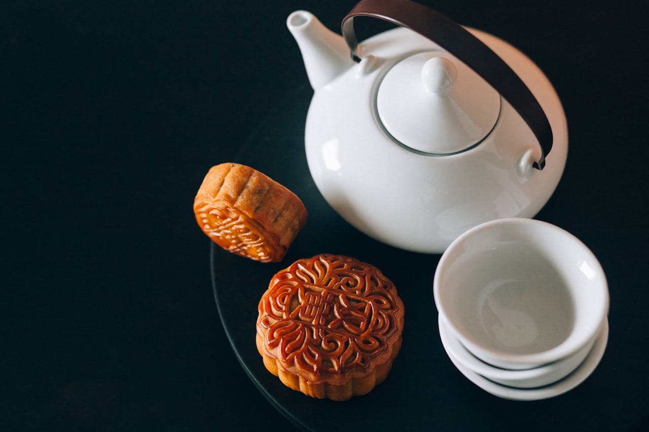 Tết trung thu, mooncake festival, tea pot, ấm trà, tea cup, bánh trung thu, chén trà, golden spoon, thìa vàng, traditional dessert, bánh truyền thống - Nataliya Vaitkevich 7