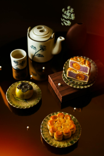 Tết trung thu, mooncake festival, mooncake, bánh trung thu, traditional cake, bánh truyền thống, trà, tea, tea pot, ấm trà, festive food - Ngân Dương