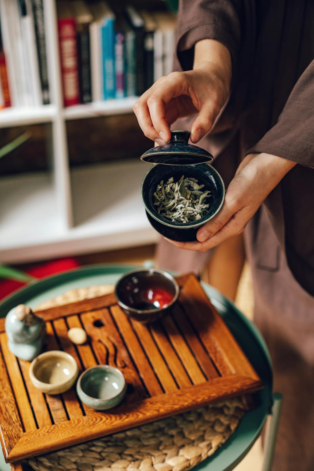 Ấm trà, tea pot, tea cups, tách trà, tea ceremony, trà đạo, wooden table, bàn gỗ, loose tea, trà khô - Roman Odintsov 2