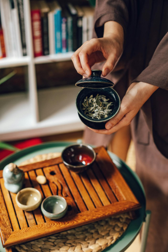 Ấm trà, tea pot, tea cups, tách trà, tea ceremony, trà đạo, wooden table, bàn gỗ, loose tea, trà khô - Roman Odintsov 2