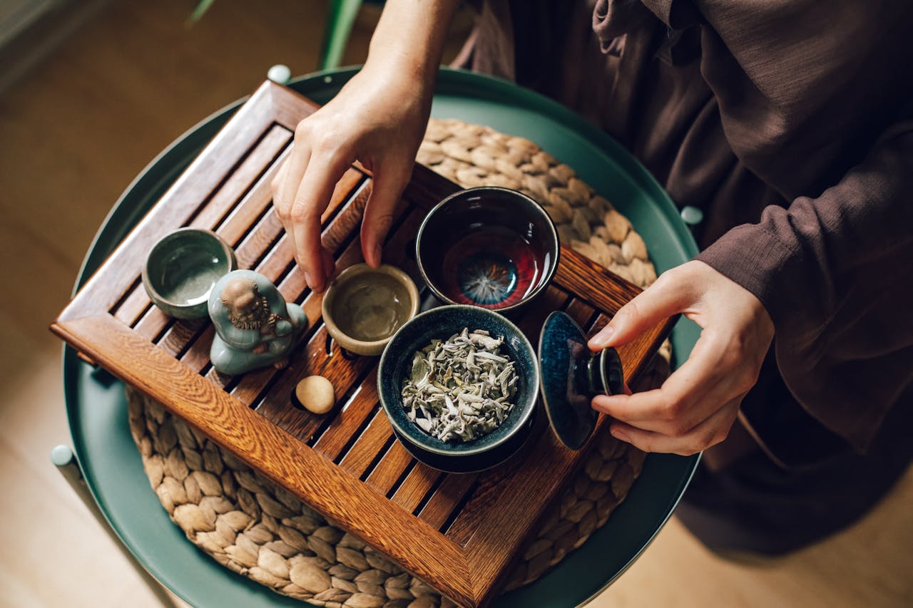 Ấm trà, tea pot, tea cups, tách trà, tea ceremony, trà đạo, wooden table, bàn gỗ, loose tea, trà khô - Roman Odintsov
