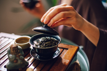 Ấm trà, tea pot, tea cups, tách trà, tea ceremony, trà đạo, wooden table, bàn gỗ, loose tea, trà khô - Roman Odintsov 4