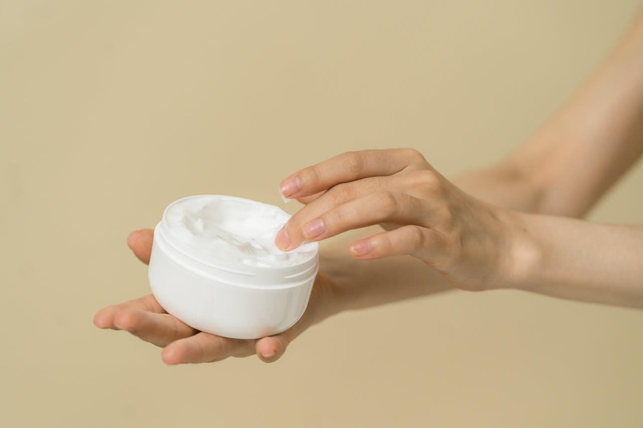 Chăm sóc da, skincare, beauty, cream, kem, phấn, hand, tay người, mỹ phẩm, cosmetic - SHVETS production