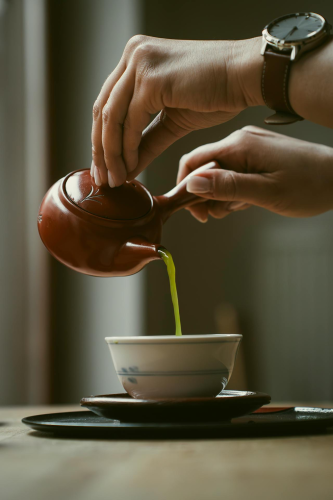 Rót trà, tea pouring, green tea, trà xanh, tea cups, chén trà, wooden table, bàn gỗ, tea culture, văn hóa trà - Marina Endzhirgli 1