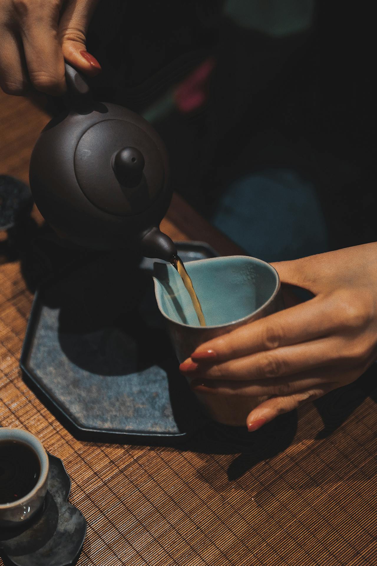 Rót trà, tea pouring, green tea, trà xanh, tea cups, chén trà, wooden table, bàn gỗ, tea culture, văn hóa trà - Teddy Yang