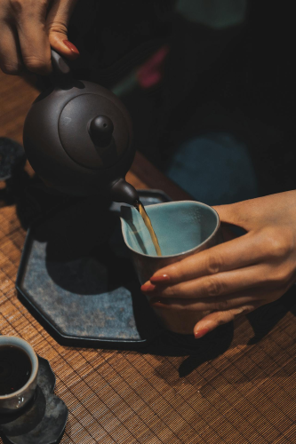 Rót trà, tea pouring, green tea, trà xanh, tea cups, chén trà, wooden table, bàn gỗ, tea culture, văn hóa trà - Teddy Yang