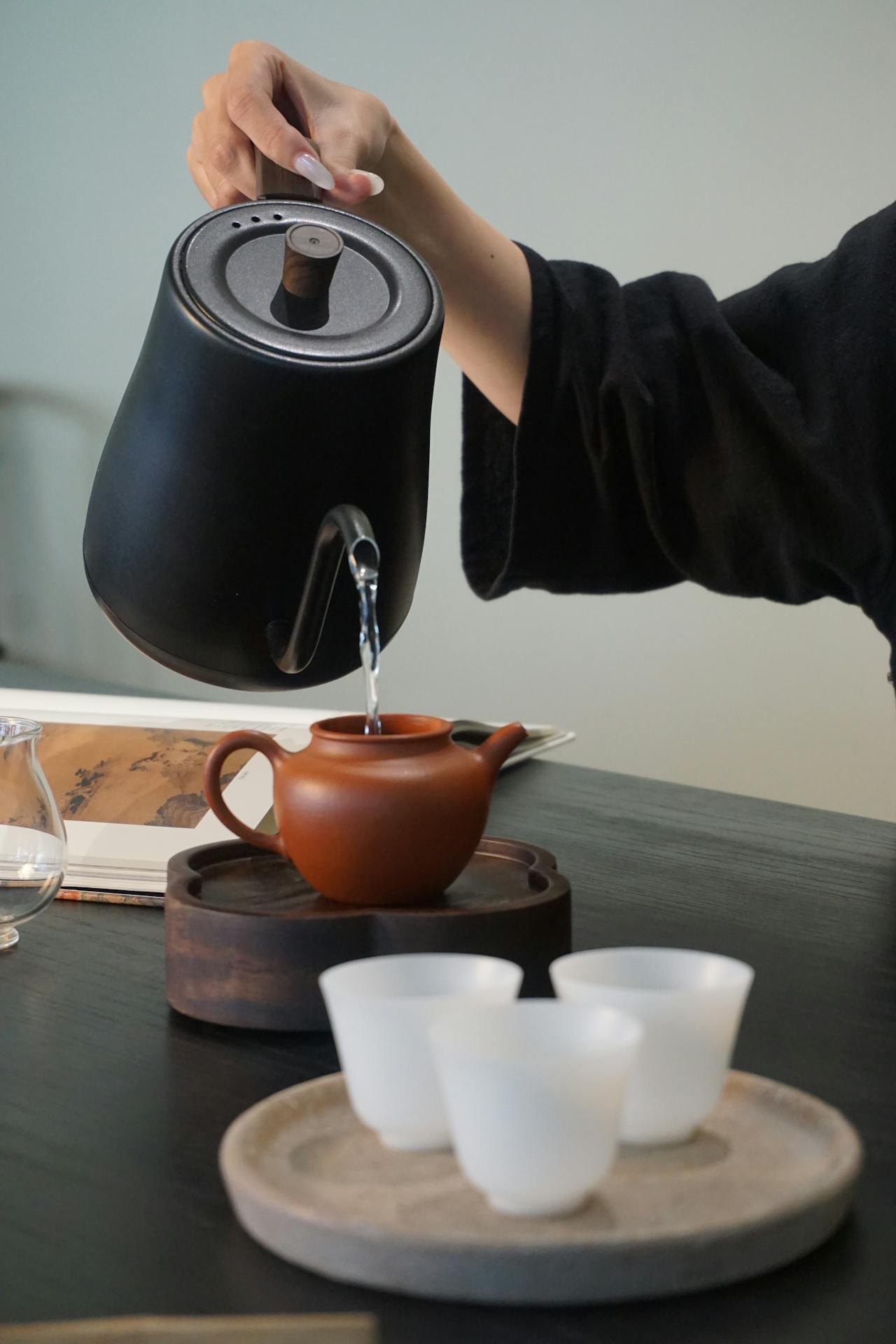 Rót trà, tea pouring, green tea, trà xanh, tea cups, chén trà, wooden table, bàn gỗ, tea culture, văn hóa trà - Thanh Truc Ho 1