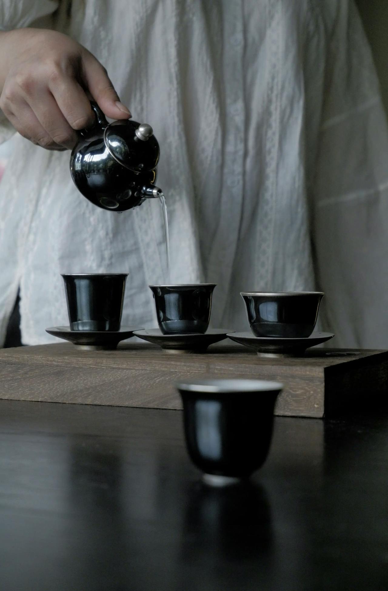 Rót trà, tea pouring, green tea, trà xanh, tea cups, chén trà, wooden table, bàn gỗ, tea culture, văn hóa trà - Thanh Truc Ho