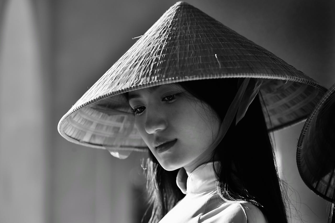 Cô gái, con gái, thiếu nữ, girl, Việt Nam, áo dài, truyền thống, nón lá, trắng đen, traditional - Trưởng Bản Review
