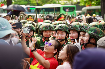 Lễ hội, 2/9, sự kiện, cờ việt nam, vietnam flag, happy crowd, đám đông vui, nữ chiến sĩ,  national pride, niềm tự hào -  Tuan Vy