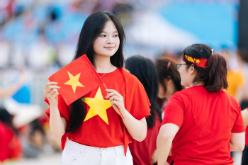 Lễ hội, 2/9, sự kiện, vietnam flag, cờ việt nam, red shirt, áo đỏ, young girl, cô gái trẻ, national pride, niềm tự hào, supporter crowd, đám đông cổ vũ -  VINVIVU