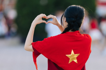 Lễ hội, 2/9, sự kiện, vietnam flag, cờ việt nam, red shirt, áo đỏ, young girl, cô gái trẻ, national pride, niềm tự hào - Hồng Quang Official