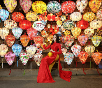 Trung thu, mid autumn, tern festival, lễ hội đèn lồng, thiếu nữ, girl, cô gái Việt, lồng đèn, áo dài, Việt Nam -  Võ Văn Tiến