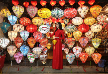 Trung thu, mid autumn, tern festival, lễ hội đèn lồng, thiếu nữ, girl, cô gái Việt, lồng đèn, áo dài, Việt Nam -  Võ Văn Tiến 1