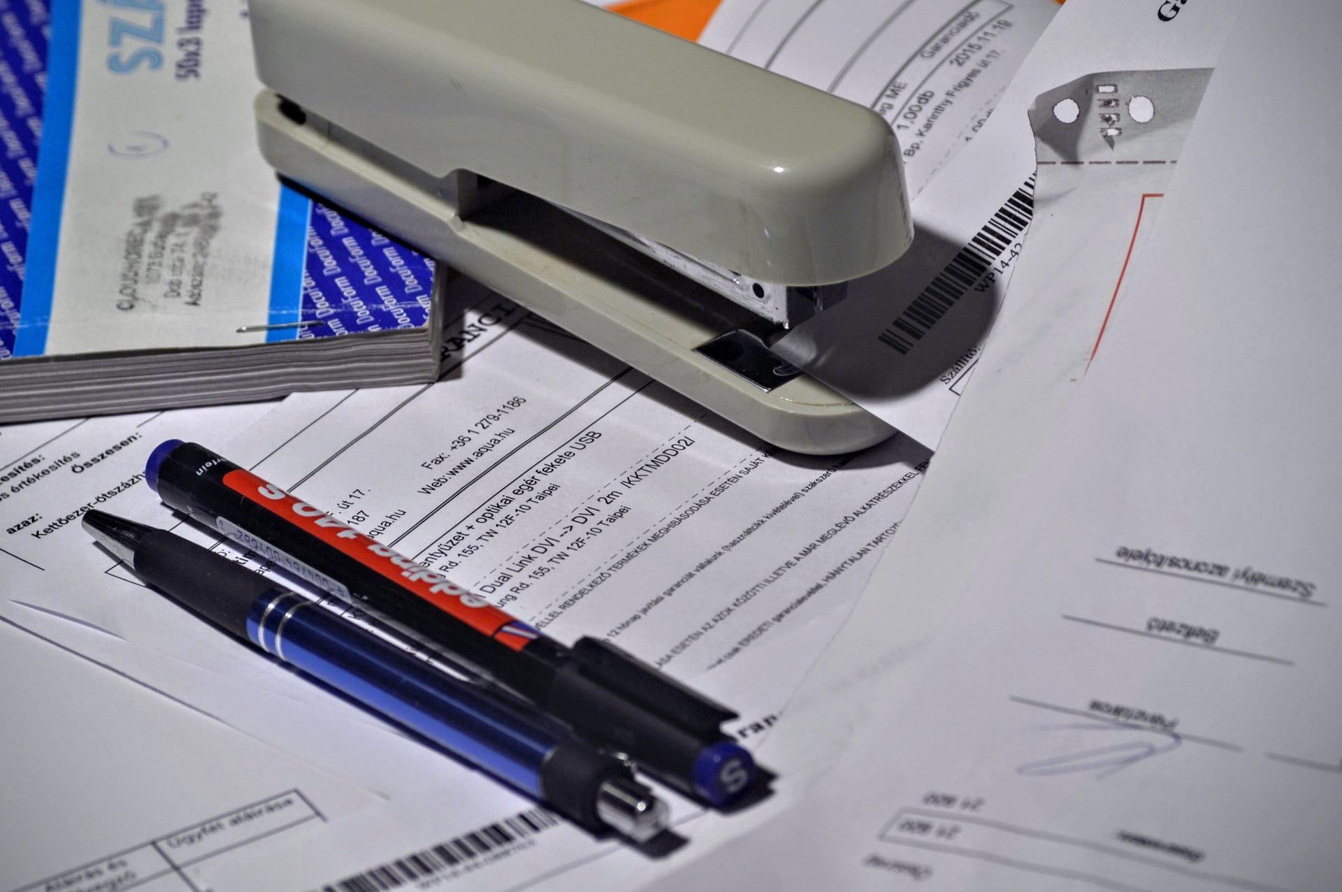 Dụng cụ học tập, sách, vở, bút, school supplies, books, notebooks, pens, ghim bấm, máy tính- cloudhoreca