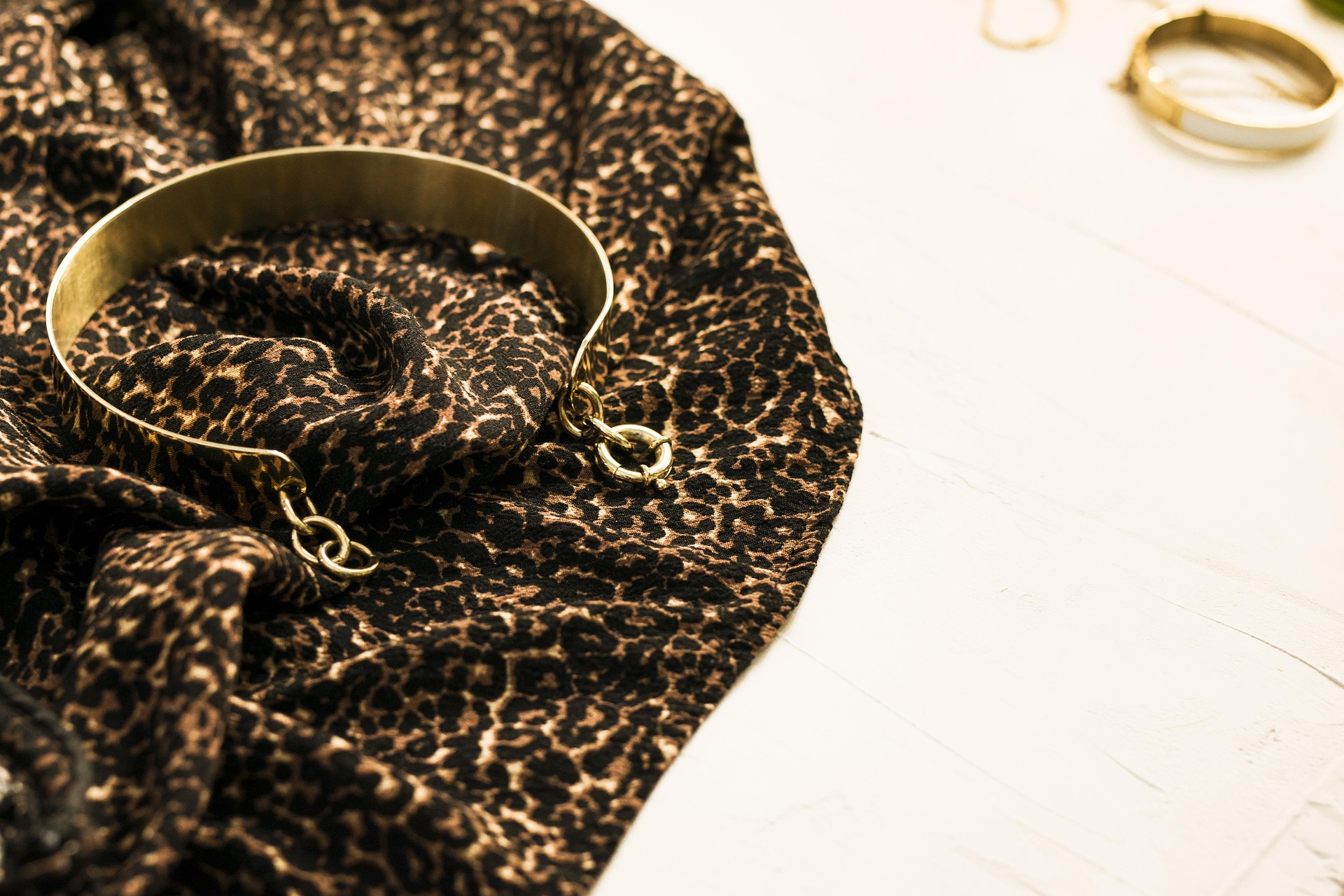 Trang sức, nữ trang, vòng, bông tai, dây chuyền, vàng, jewelry, bracelets, earrings, necklaces, gold- LUM3N 2