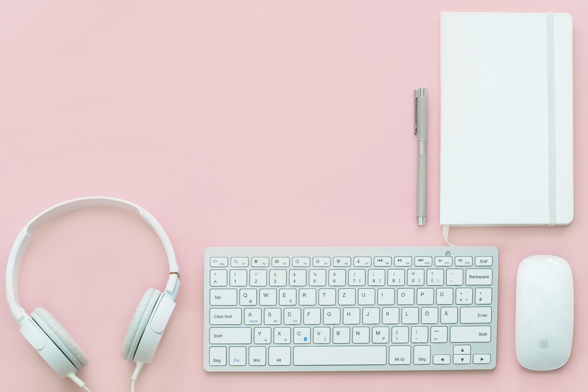 Bàn phím, chuột, tai nghe, ghi chú, vở, nhật kí, bút, keyboard, mouse, headphones, notes, notebooks, diaries, pens- LUM3N