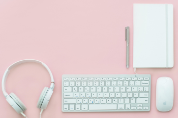 Bàn phím, chuột, tai nghe, ghi chú, vở, nhật kí, bút, keyboard, mouse, headphones, notes, notebooks, diaries, pens- LUM3N