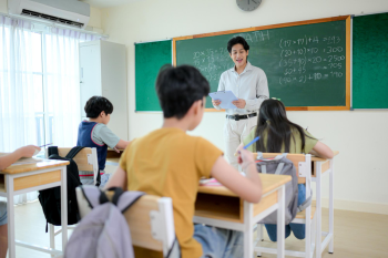 Giáo viên, thầy giáo, nhà giáo Việt Nam, học trò, dạy học, lớp học, teacher, male teacher, Vietnamese educator, student, teaching, class - Aley 7