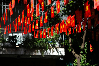 Lá cờ Việt nam, flag, Hà Nội, khung cảnh Việt, góc hẻm Hà Nội, Hanoi streets, alley corner, Việt Nam - Thang Nguyen