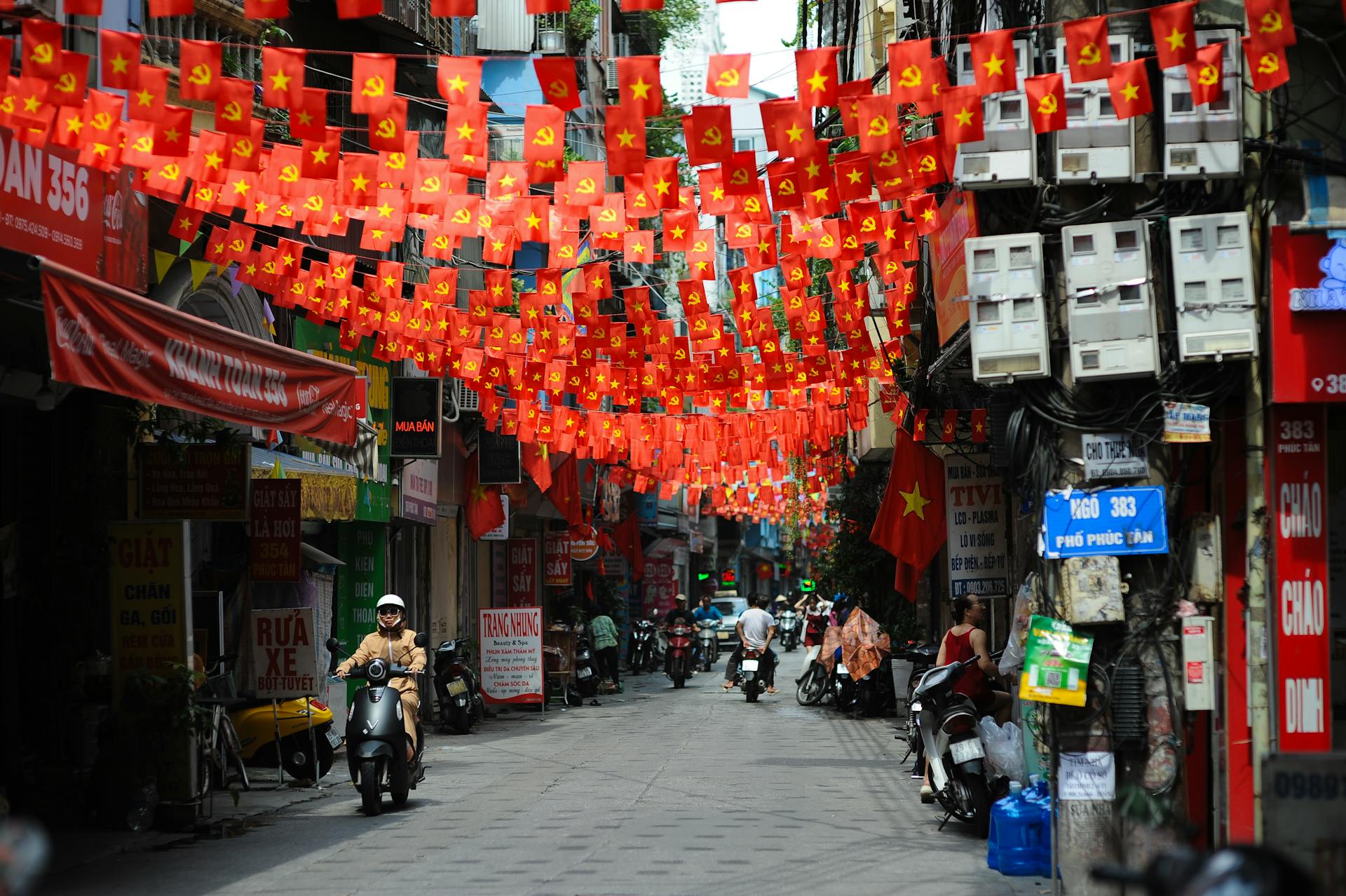 Lá cờ Việt nam, flag, Hà Nội, khung cảnh Việt, góc hẻm Hà Nội, Hanoi streets, alley corner, Việt Nam - Thang Nguyen 1