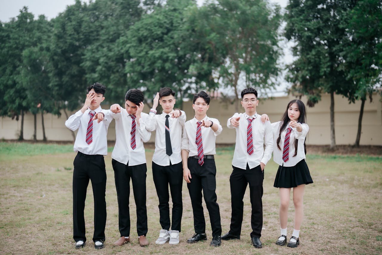 Học sinh, kỷ yếu, tập thể, bạn bè, kỷ niệm, vui vẻ, students, yearbook, group, friends, memories, fun - Green odette 28