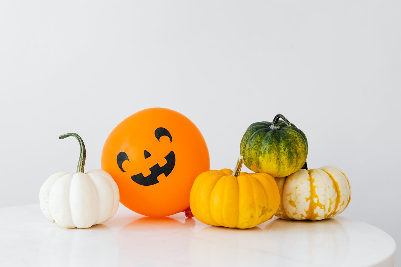 Bí đỏ, bóng bay, trang trí lễ hội halloween, kinh dị, pumpkin, balloons, halloween decorations, horror  - pixabay 1