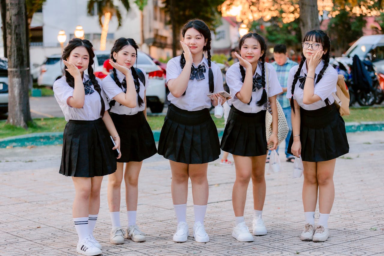 Học sinh, kỷ yếu, bạn nữ, bạn bè, kỷ niệm, students, yearbook, female friends, friends, memories - Nguyễn Tiến Thịnh