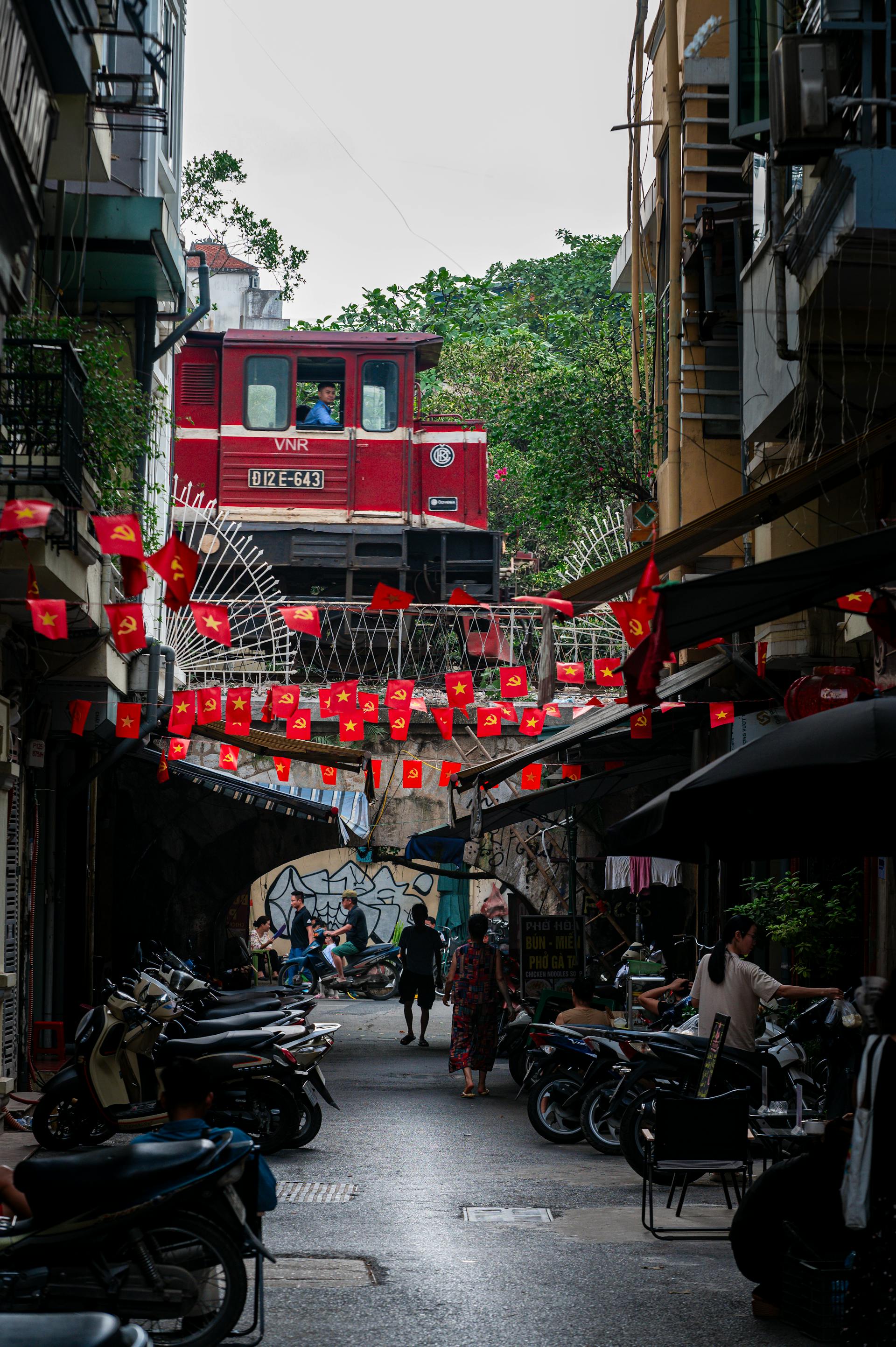 Lá cờ Việt nam, flag, Hà Nội, khung cảnh Việt, góc hẻm Hà Nội, Hanoi streets, alley corner, Việt Nam - Nguyen Ngoc Tien 1