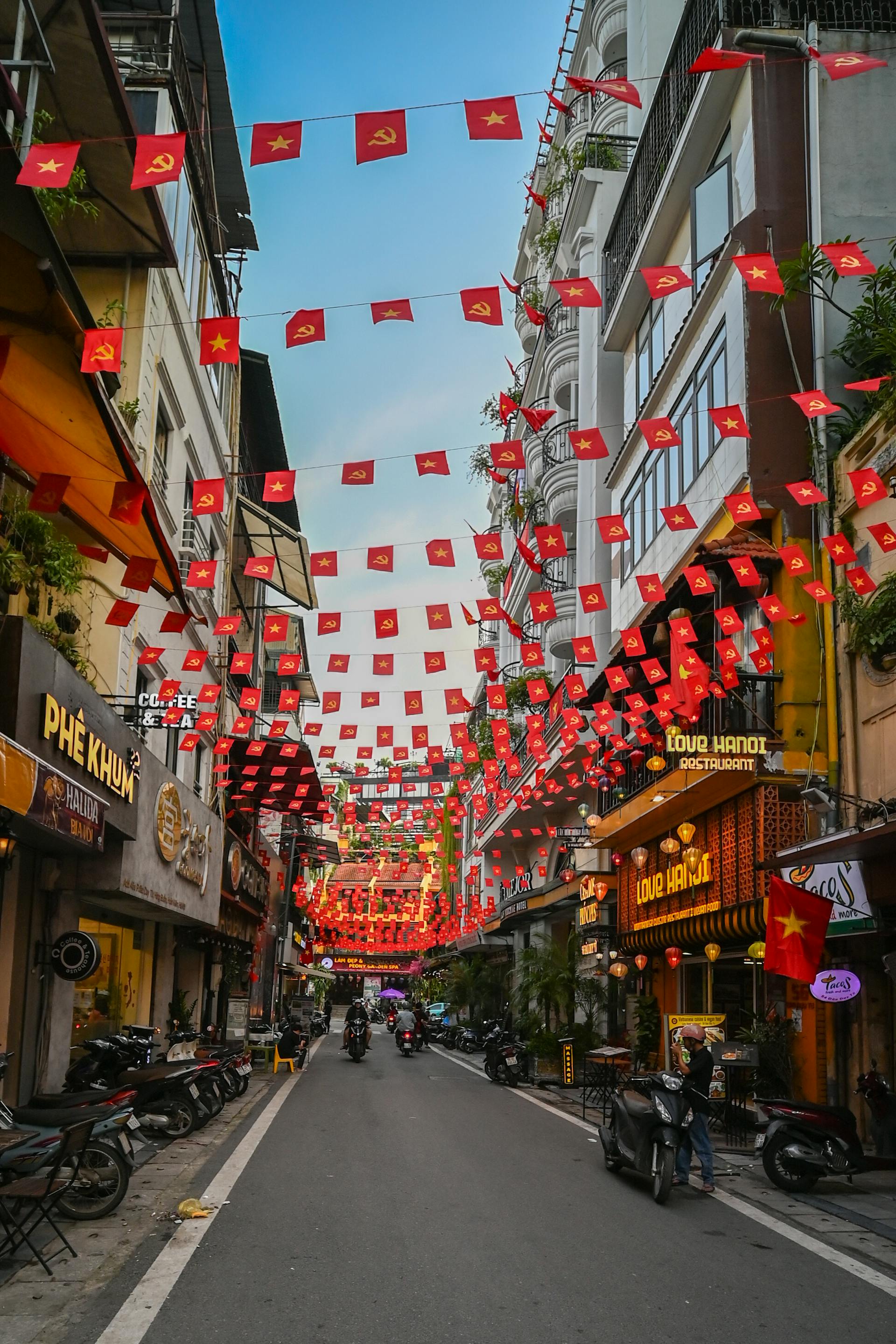 Lá cờ Việt nam, flag, Hà Nội, khung cảnh Việt, góc hẻm Hà Nội, Hanoi streets, alley corner, Việt Nam - Nguyen Ngoc Tien