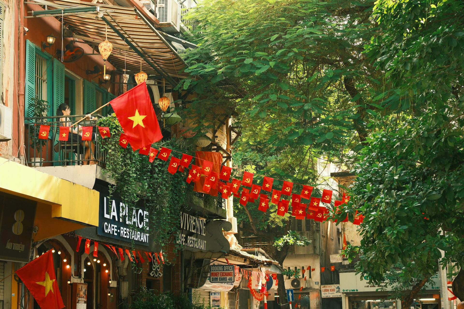 Lá cờ Việt nam, flag, Hà Nội, khung cảnh Việt, góc hẻm Hà Nội, Hanoi streets, alley corner, Việt Nam - Thuan Pham 8