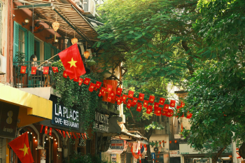 Lá cờ Việt nam, flag, Hà Nội, khung cảnh Việt, góc hẻm Hà Nội, Hanoi streets, alley corner, Việt Nam - Thuan Pham 8