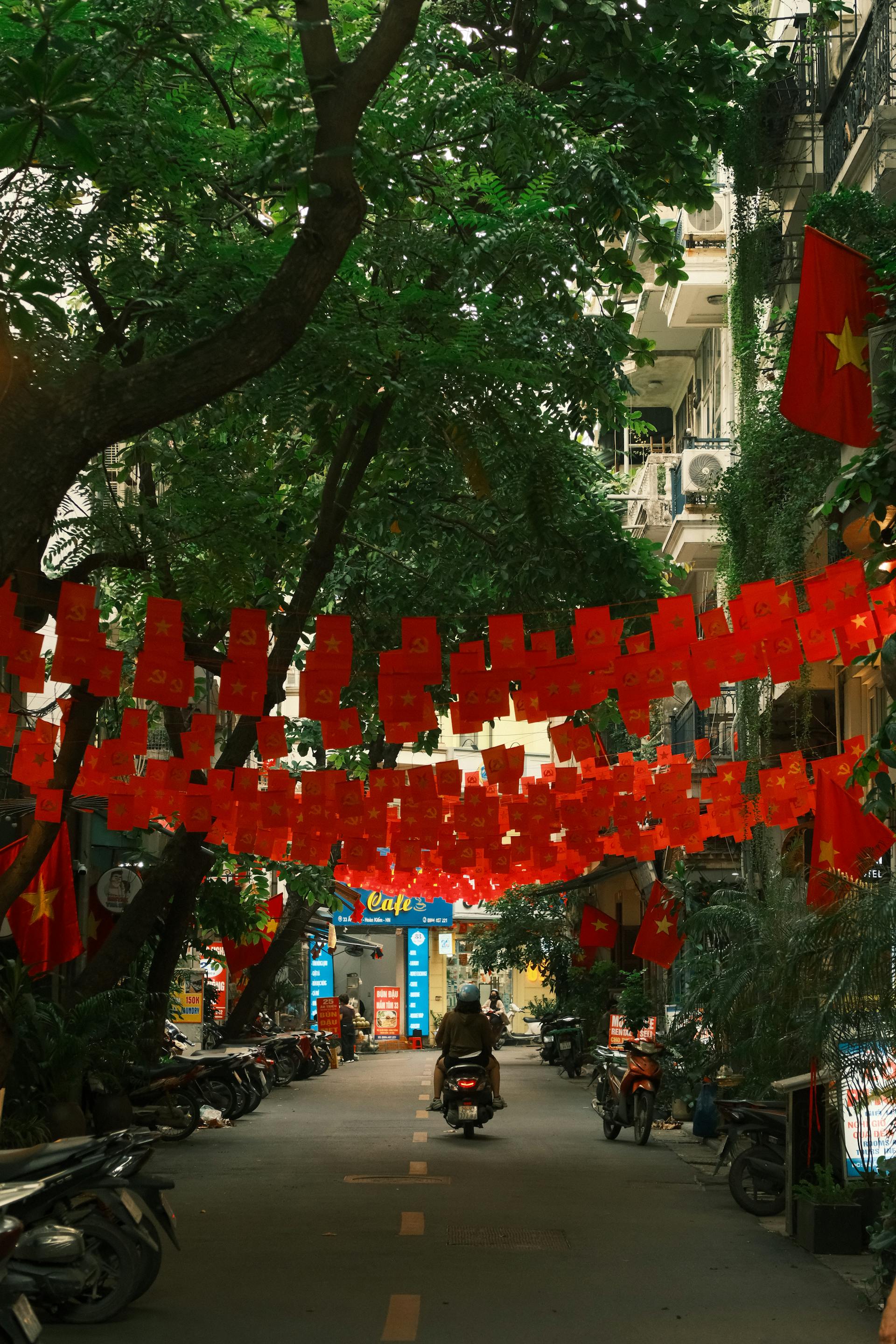 Lá cờ Việt nam, flag, Hà Nội, khung cảnh Việt, góc hẻm Hà Nội, Hanoi streets, alley corner, Việt Nam - Thuan Pham 7