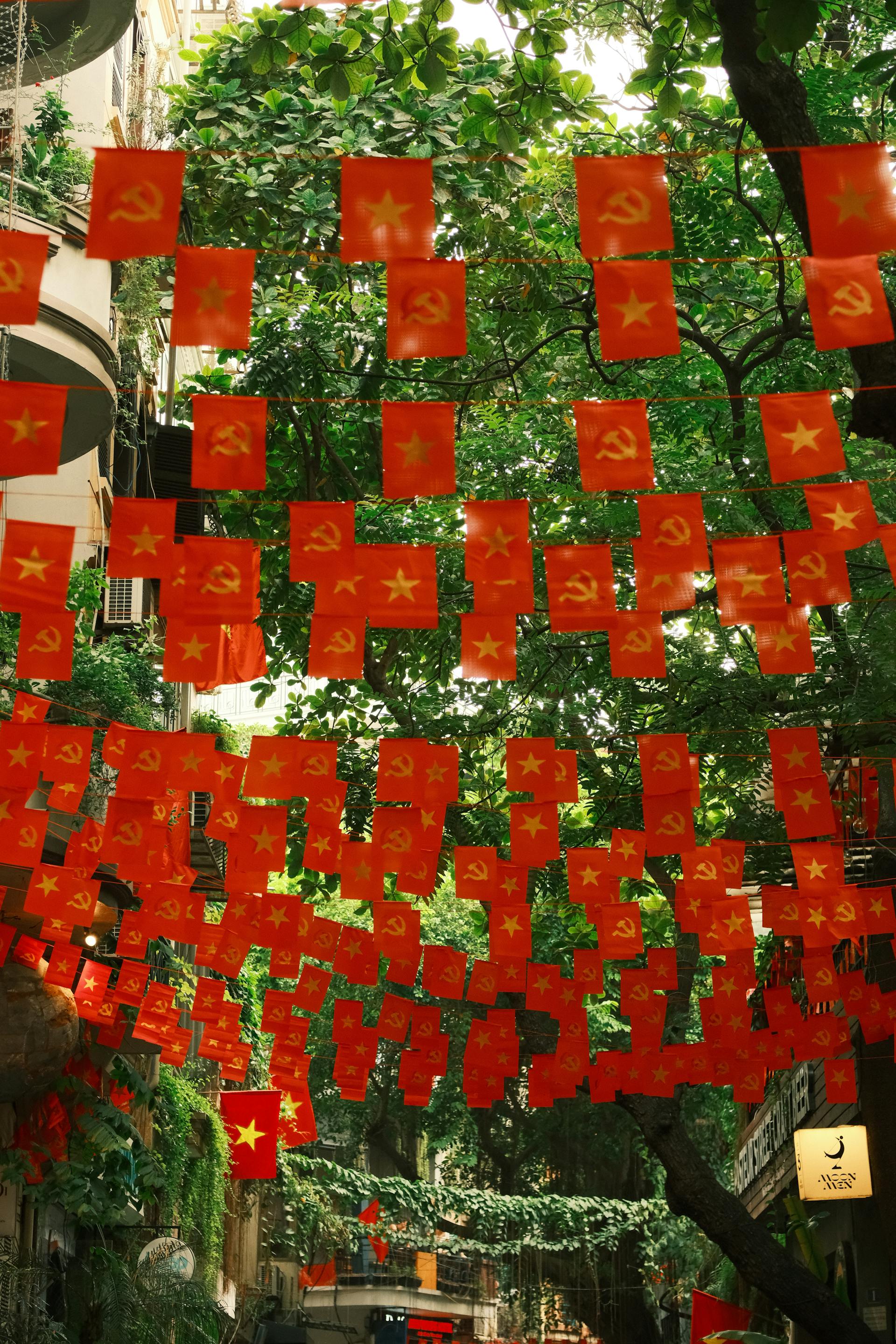Lá cờ Việt nam, flag, Hà Nội, khung cảnh Việt, góc hẻm Hà Nội, Hanoi streets, alley corner, Việt Nam - Thuan Pham 12