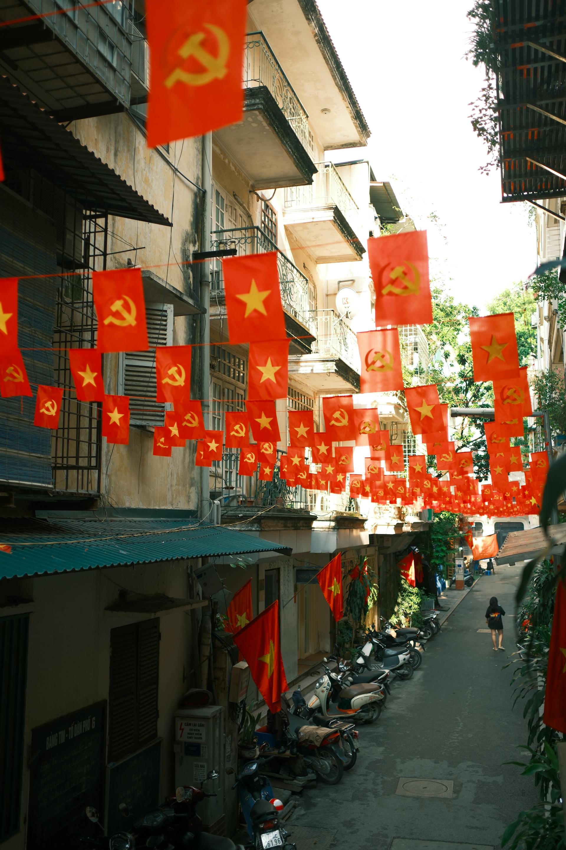 Lá cờ Việt nam, flag, Hà Nội, khung cảnh Việt, góc hẻm Hà Nội, Hanoi streets, alley corner, Việt Nam - Thuan Pham 4