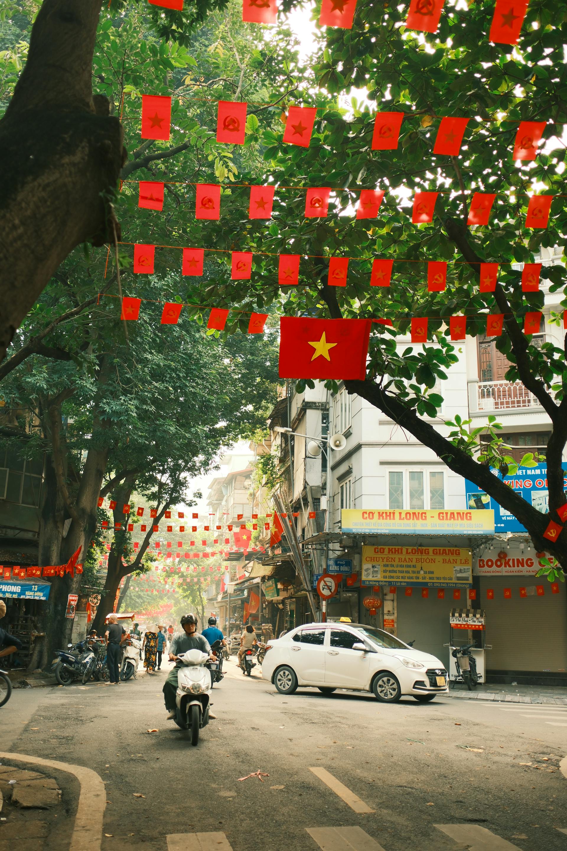 Lá cờ Việt nam, flag, Hà Nội, khung cảnh Việt, góc hẻm Hà Nội, Hanoi streets, alley corner, Việt Nam - Thuan Pham 15