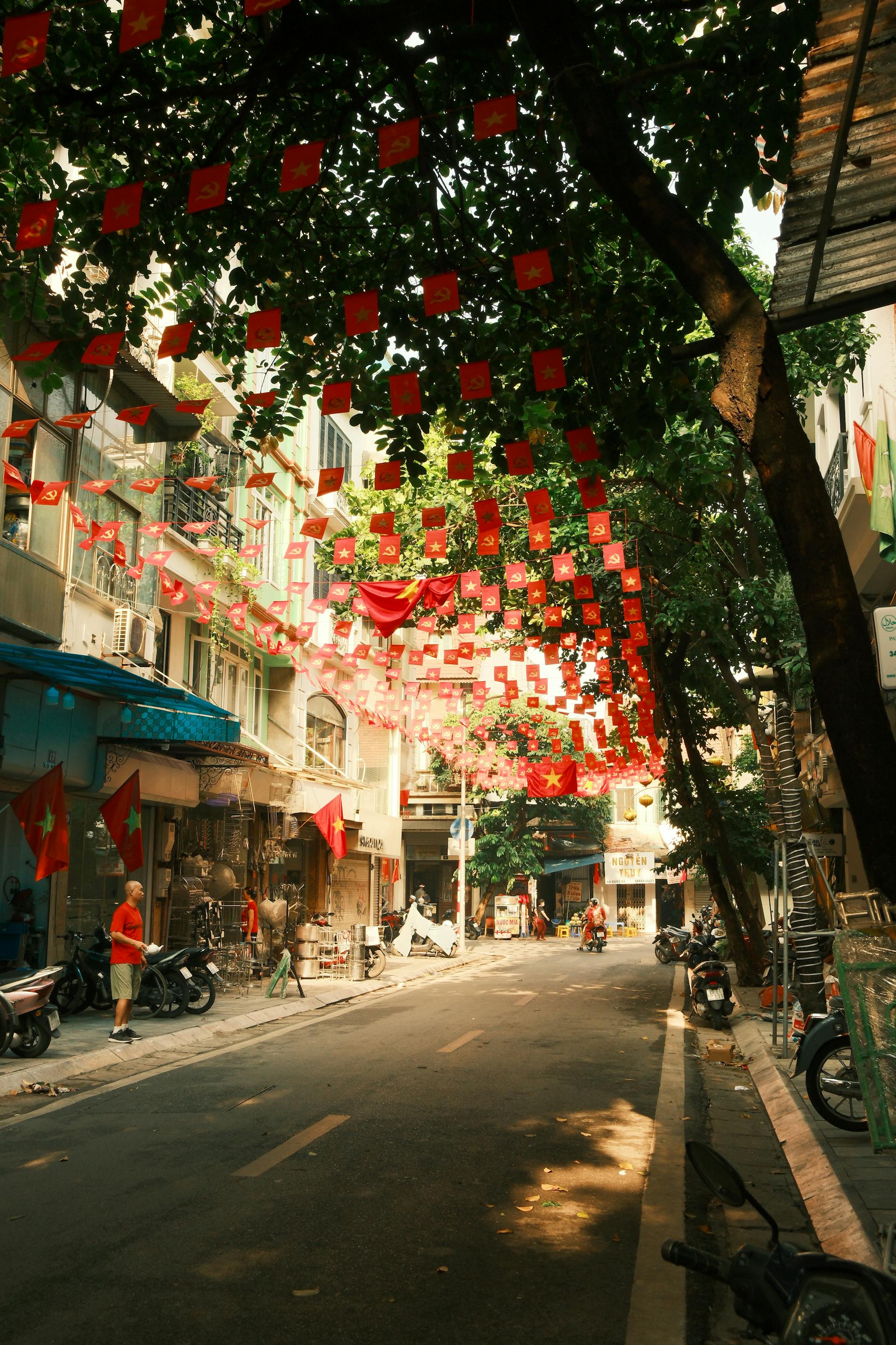Lá cờ Việt nam, flag, Hà Nội, khung cảnh Việt, góc hẻm Hà Nội, Hanoi streets, alley corner, Việt Nam - Thuan Pham 10