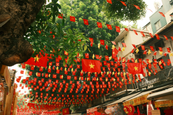 Lá cờ Việt nam, flag, Hà Nội, khung cảnh Việt, góc hẻm Hà Nội, Hanoi streets, alley corner, Việt Nam - Thuan Pham 5