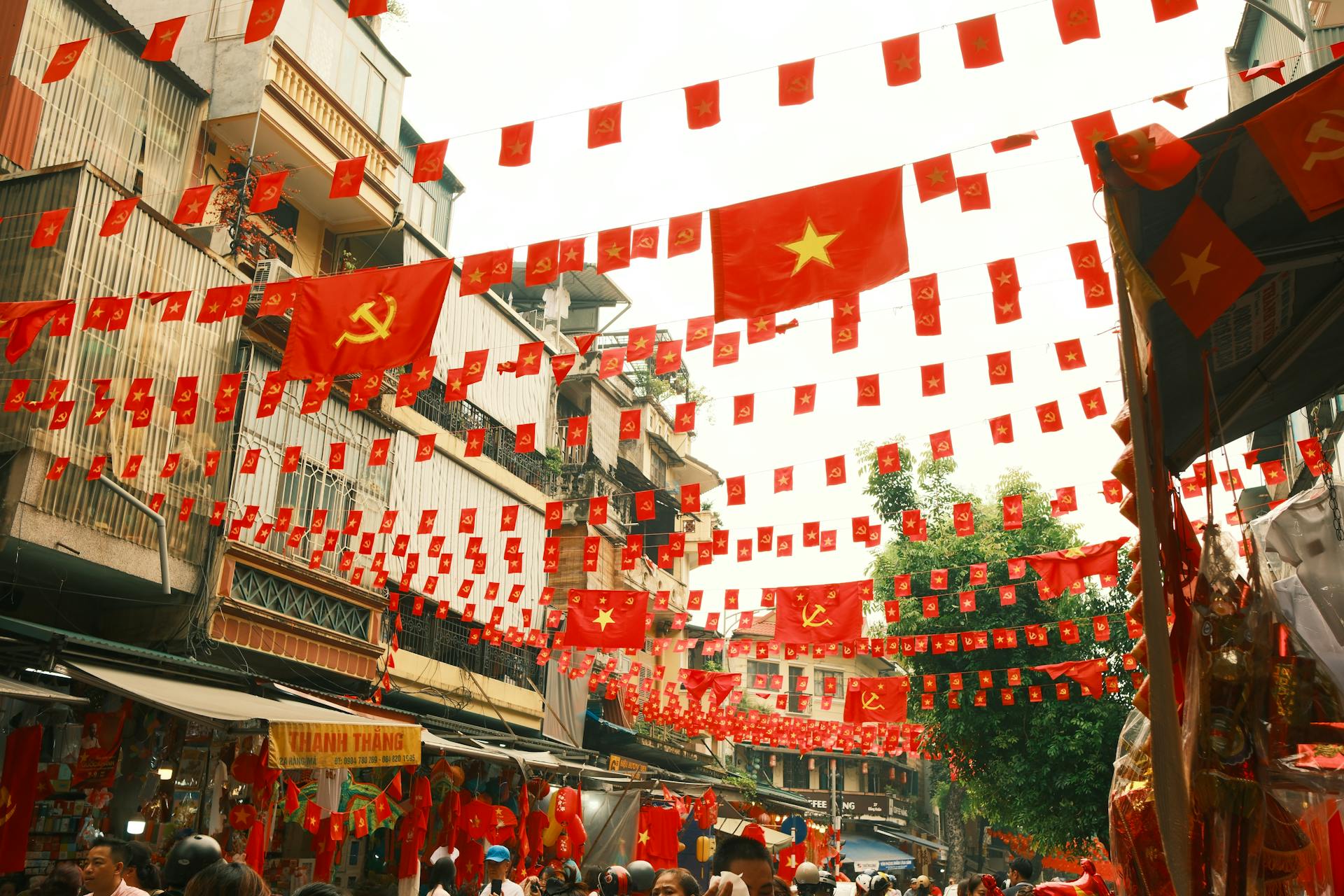 Lá cờ Việt nam, flag, Hà Nội, khung cảnh Việt, góc hẻm Hà Nội, Hanoi streets, alley corner, Việt Nam - Thuan Pham 14
