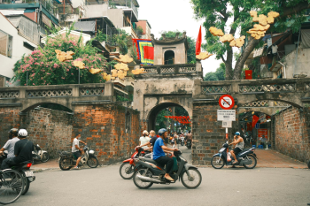 Lá cờ Việt nam, flag, Hà Nội, khung cảnh Việt, góc hẻm Hà Nội, Hanoi streets, alley corner, Việt Nam - Thuan Pham 16