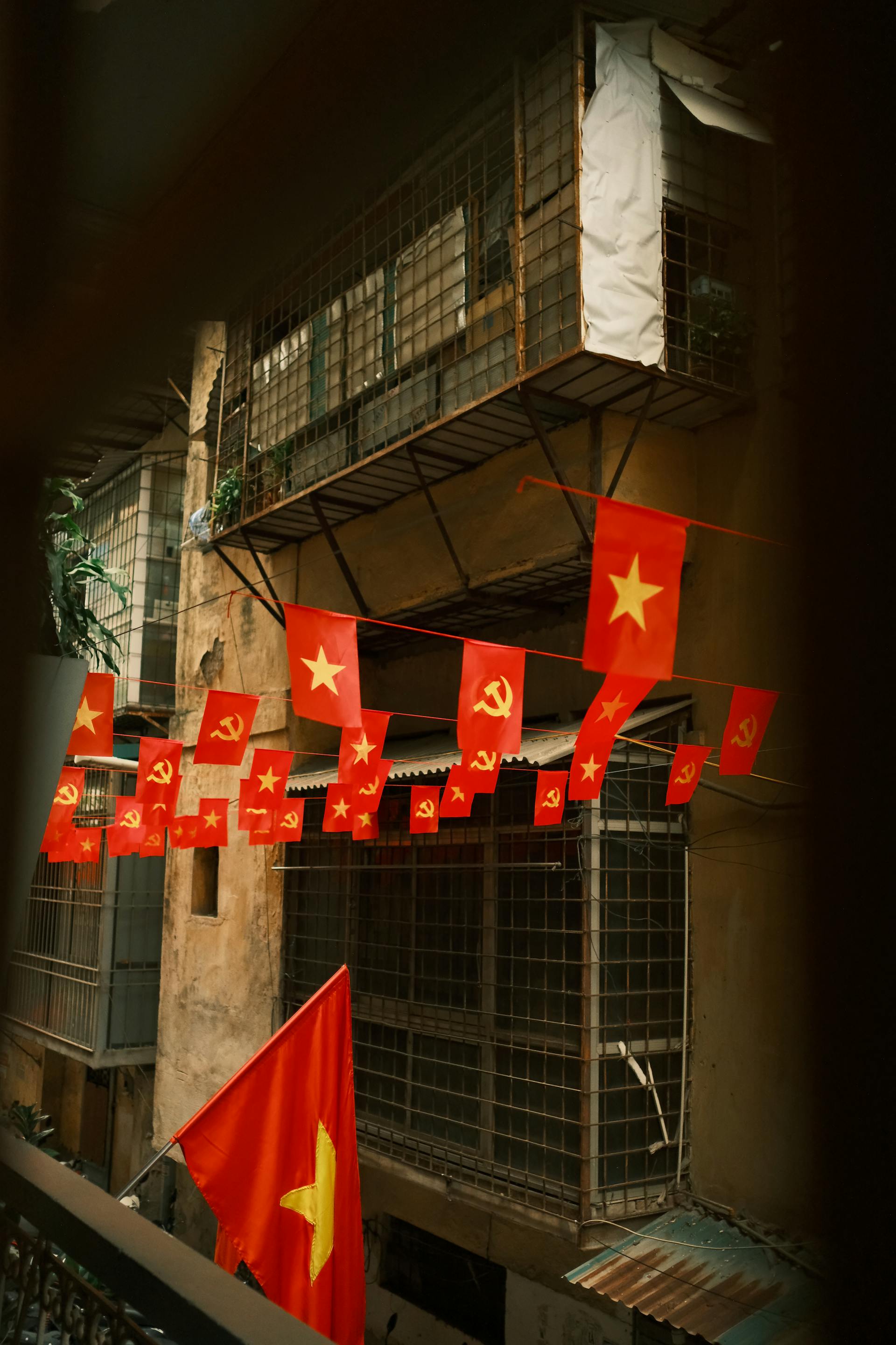 Lá cờ Việt nam, flag, Hà Nội, khung cảnh Việt, góc hẻm Hà Nội, Hanoi streets, alley corner, Việt Nam - Thuan Pham 17