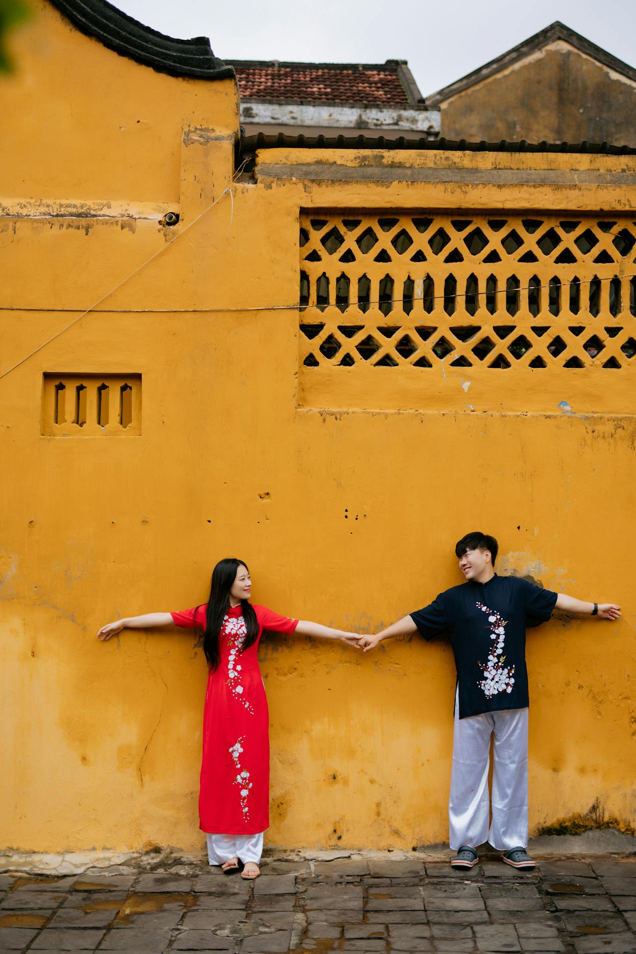 Cặp đôi, couple, nam nữ, tình yêu, chụp ảnh, Hội An, phố cổ, nắng vàng,Việt Nam - Trần Long 26