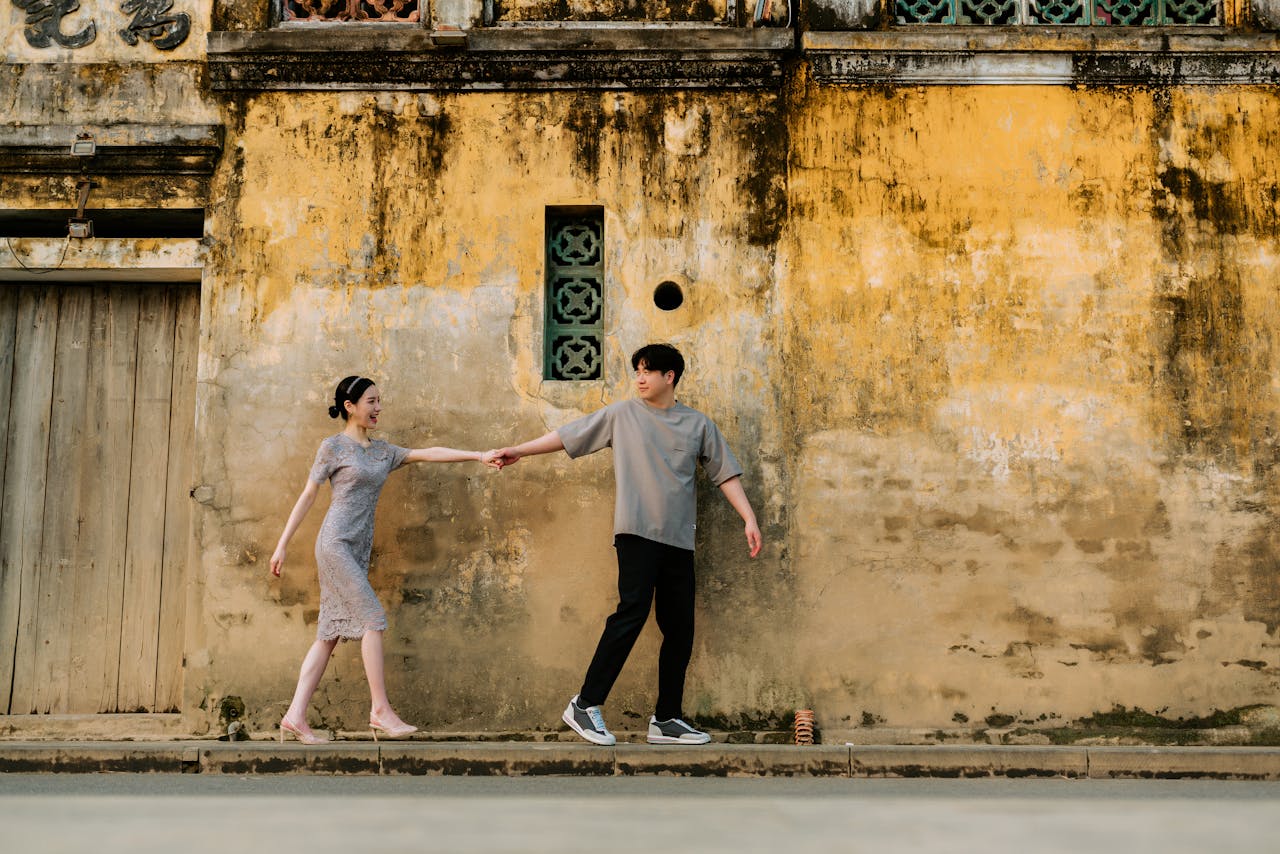 Cặp đôi, couple, nam nữ, tình yêu, chụp ảnh, Hội An, phố cổ, nắng vàng,Việt Nam - Trần Long 22