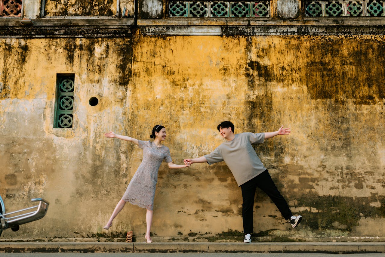 Cặp đôi, couple, nam nữ, tình yêu, chụp ảnh, Hội An, phố cổ, nắng vàng,Việt Nam - Trần Long 21