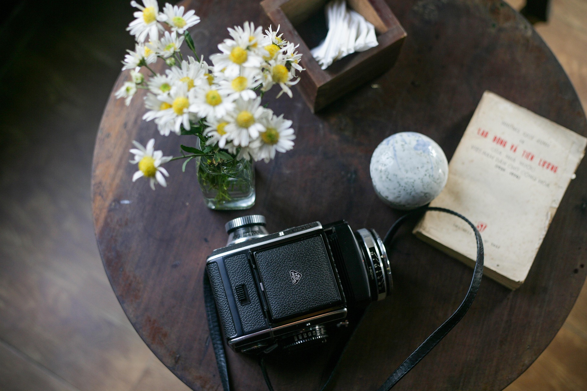 Máy ảnh, bàn, lọ hoa, table, camera, vase- xuanduongvan87 1