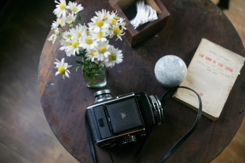 Máy ảnh, bàn, lọ hoa, table, camera, vase- xuanduongvan87 1